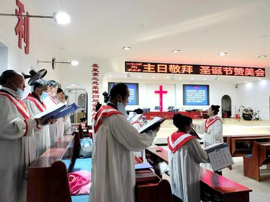 The choir of Ark Church in Datun Town, Anshan, Liaoning, sang to celebrate Christmas On December 18, 2022.
