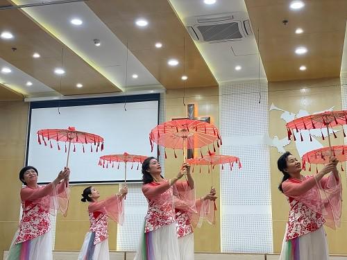 The dance team presented a program named "Rose of Sharon" to celebrate Christmas in Wanhui Gathering Site, Longgang District, Shenzhen City, which just reopened on December 18, 2022.