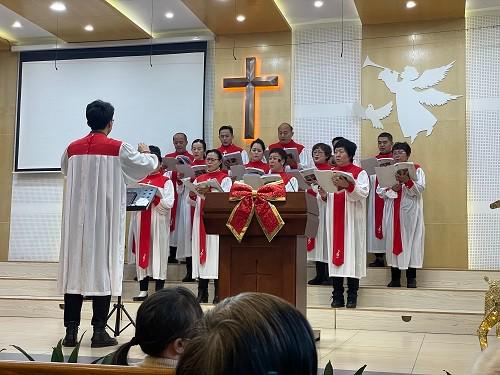 The choir sang a hymn named "The First Noel" to celebrate Christmas in Wanhui Gathering Site, Longgang District, Shenzhen City, which just reopened on December 18, 2022.