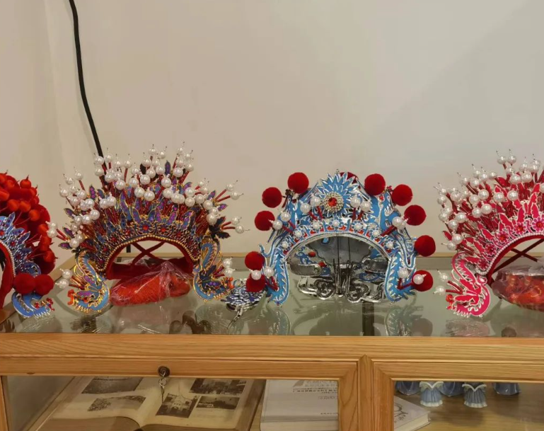 A picture of a crown in Cantonese opera