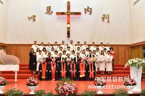Newly ordained clergy and the choir were pictured at Miancheng Church in Chaoyang District, Shantou, Guangdong, after an ordination ceremony on December 15, 2022.