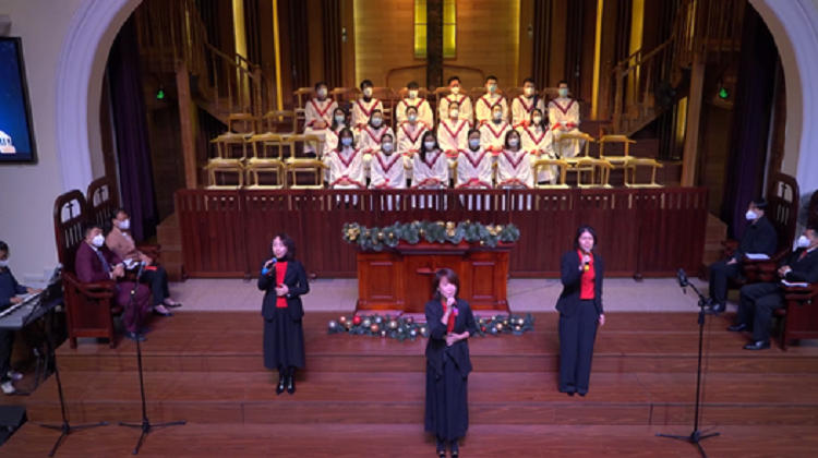 Three female believers presented a hymn named "Cherish Gift" during a worship service held in Dongshan Church, Guangzhou, Guangdong, on December 24, 2022.
