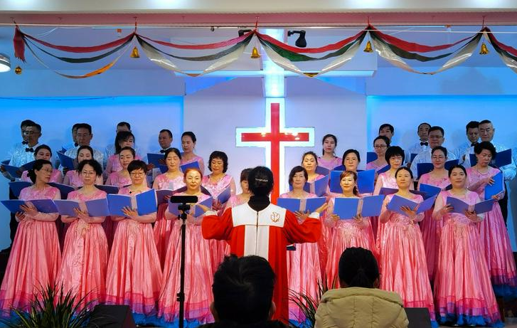 The choir of Beihai Church in Guangxi presented a hymn to celebrate Christmas on December 4, 2022. 