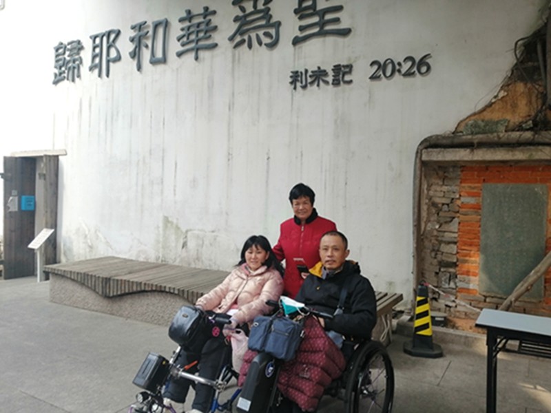 A picture of Dou Guizheng and his wife sitting in wheelchairs in Flower Lane Church, Fuzhou, Fujian