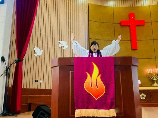 A female pastor from Ningde CC&TSPM offered a prayer of benediction during the World Day of Prayer service conducted in Chengdong Church, Pingnan County, Ningde, Fujian, on March 5, 2023.