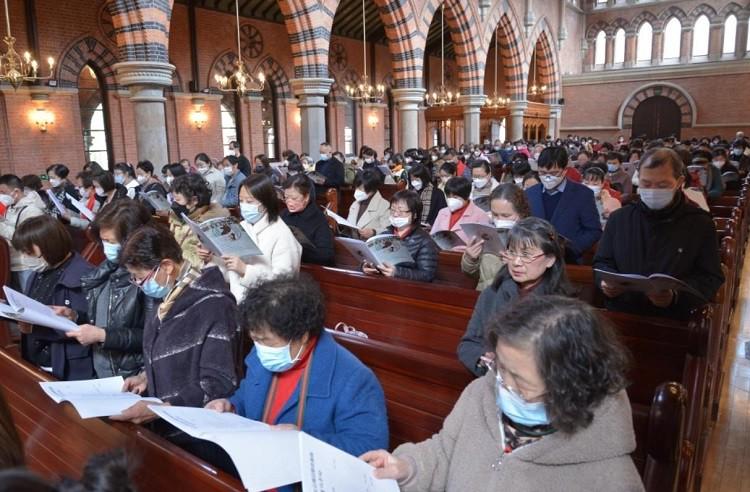 Believers and pastoral staff were reading the materials of the World Day of Prayer (WDP) while attending the WDP service held in the Holy Trinity Cathedral, Shanghai, on March 3, 2023.