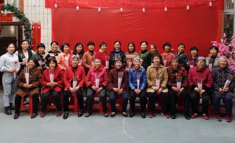 Female believers took a group picture with flowers in their hands after a joint worship service to celebrate the World Day of Prayer and Women’s Day held in Chengguan Church, Longyan, Fujian, on March 4, 2023.