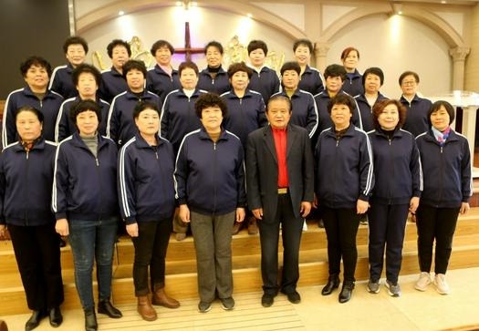 A picture of Joshua Senior Fellowship of Wenhua Road Church in Pulandian District, Dalian City, Liaoning Province, with Elder Zhou Changfeng in the middle