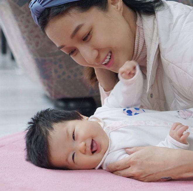 A picture of Hong Kong Christian actress Linda Chung Ka Yan holding a baby