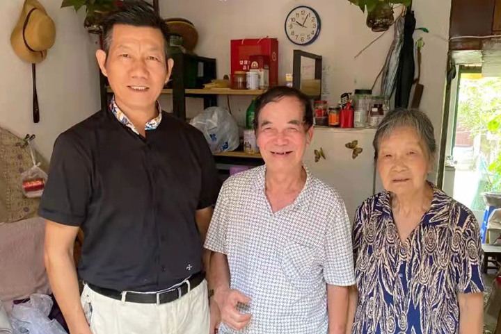 The leader of Jiaojiang Church in Taizhou, Zhejiang, was pictured with two elderly during a visit in early September, 2021. 