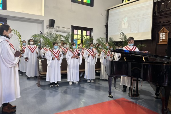 An entrance ceremony of Palm Sunday servce was held at St. John's Church in Suzhou, Jiangsu, on April 2, 2023.