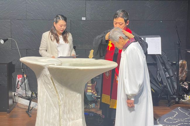 A senior female seeker was baptized at Guangyin Church, in Chengdu City, Sichuan Province, on Easter Sunday, April 9, 2023.