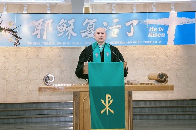 Rev. Yan Peng preached a sermon at Haikou Road Church in Dalian City, Liaoning Province, on Easter Sunday, April 9, 2023.