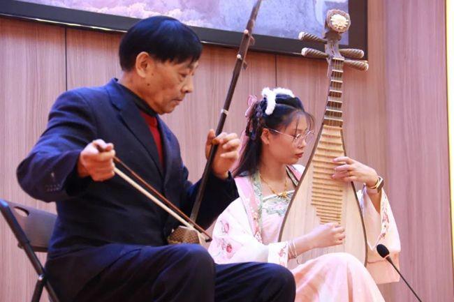 Two believers played the erhu (a two-stringed bowed musical instrument) and the pipa (a four-string plucked lute) at Quanguang District Church in Quangzhou City, Fujian province, during a praise meeting on Easter Sunday, April 9, 2023.