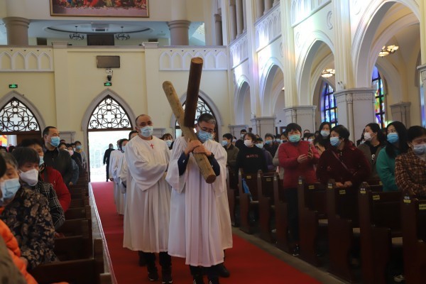 Members of Shishan Church in Suzhou, Jiangsu, carried the cross to walk the 14 stations of Jesus’ path to the cross on April 7, Good Friday, 2023.