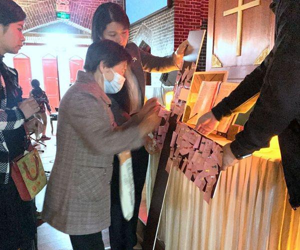 A female believer nailed a card into a cross at Gracious Light Church (or Enguang Chruch) in Chengdu, Sichuan, implying to crucify the old self with Jesus on the cross, on April 7, Good Friday, 2023.