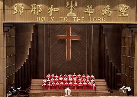 A choir of Grace Church (Zhu En Tang) in Longgang, Wenzhou, Zhejiang, presented a hymn to commemorate Jesus' crucifixion and resurrection during Holy Week or on Easter Sunday in 2023.