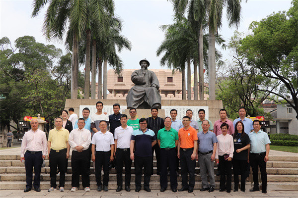 Church leaders and Sinicization of Christianity preaching team members in Guangdong Province took a group picture in Dongguan City during joint meetings of churches in the Pearl River Delta region on April 14-15, 2023.