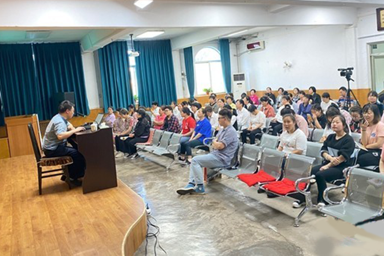 Shaanxi Bible School conducted a special lecture titled "See Christianity and Chinese Culture from Emotional Philosophy" on April 19, 2023. 