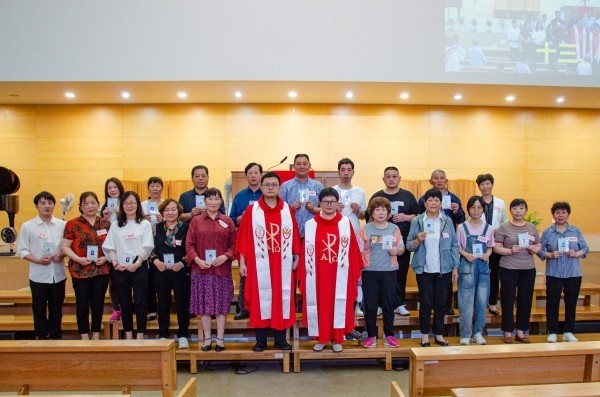 New believers and pastors of Xiangcheng Church in Suzhou, Jiangsu, took a group picture after the baptism conducted on May 28, 2023.