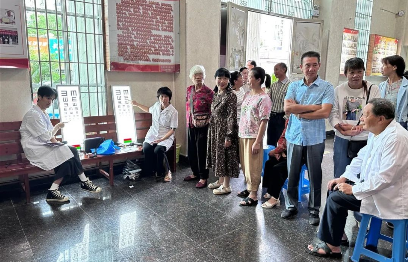 The Huaxia Ophthalmic Hospital medical team conducted a visual acuity assessment for the believers and public during the free eye clinic at Chengdong Church in Pingnan County, Ningde City, Fujian Province, on September 4, 2023.