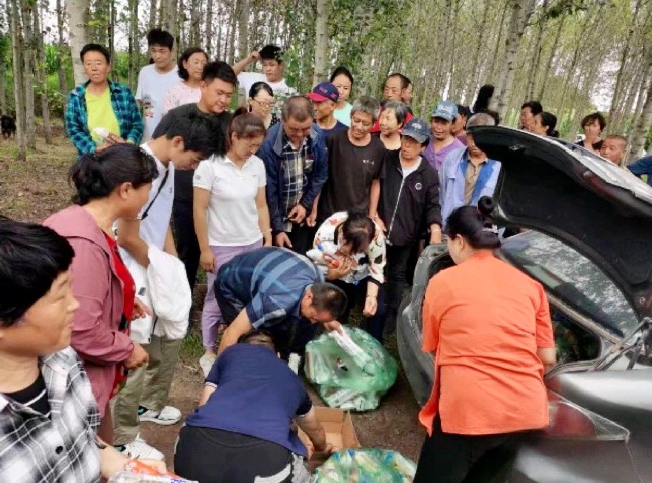 The staff workers in Songyuan City sent out assistance materials to the flood victims in Fuyu City, Jilin Province, on September 1, 2023.