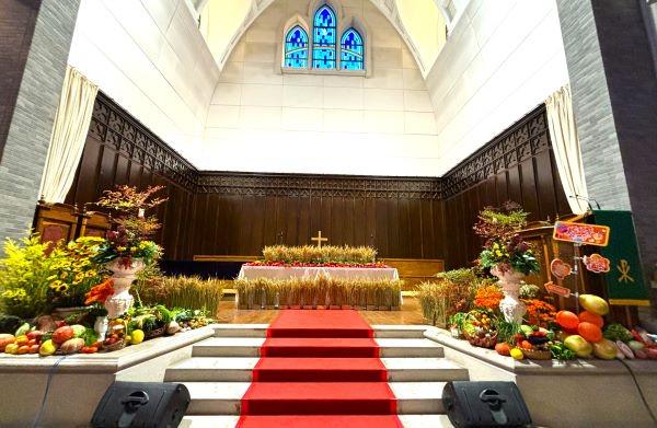 A picture of Dushu Lake Church in Suzhou, Jiangsu province, decorated with models of vegetables and fruits, where a Thanksgiving worship service took place on November 19, 2023.
