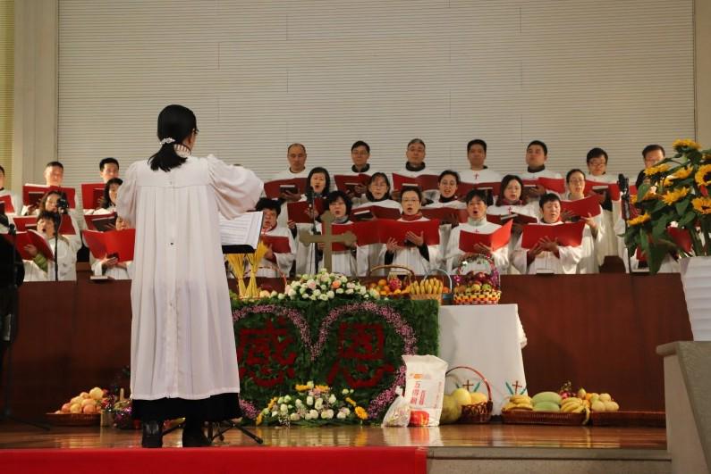 A conductor was directing a hymn to celebrate Thanksgiving Day during a sacred music celebration held at Shishan Church in Suzhou, Jiangsu, from November 18 to 19, 2023.