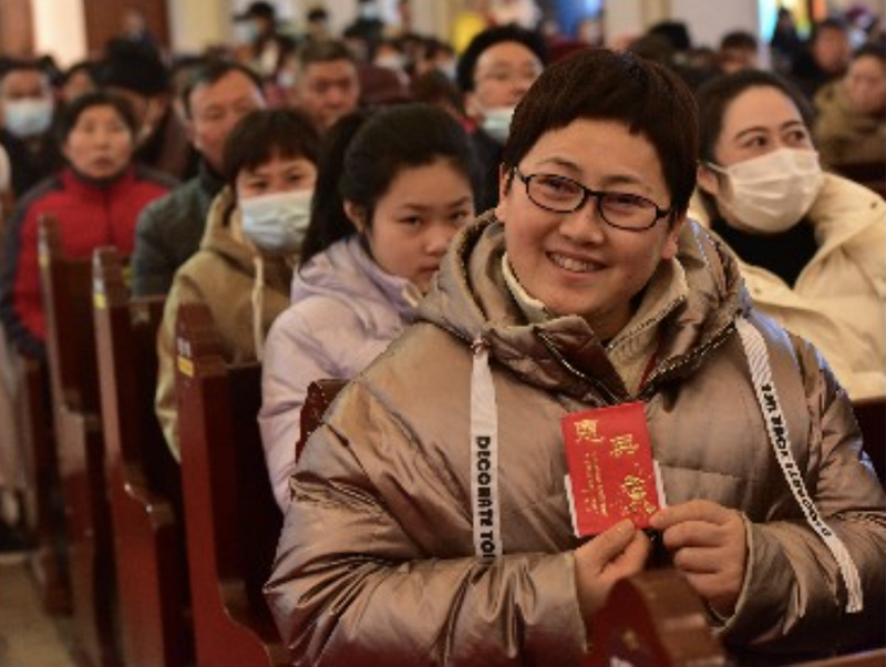A believer was happy to receive a red envelope containing scriptures in Suzhou City, Jiangsu Province, on February 10, 2024, the first day of the Lunar New Year.
