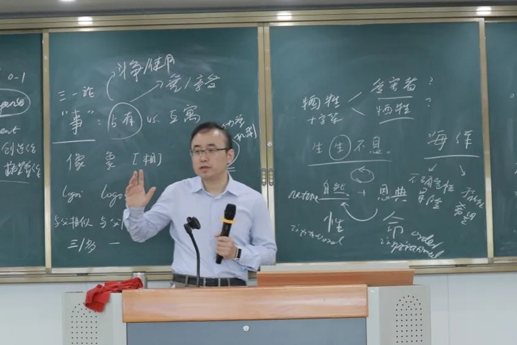 Dr. Qu Xutong, a tenured associate professor in the Department of Philosophy at the School of Humanities, Tsinghua University, speaked in a program named "Three Lectures on Christian Theology" at Guangdong Union Theological Seminary on May 24 to 25, 2024. 
